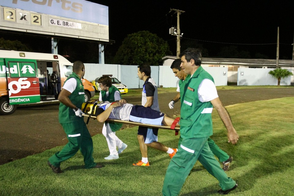 Após agressão, Chimbika saiu desmaiado do campo do Estádio do Café | Roberto Custódio/Jornal de Londrina