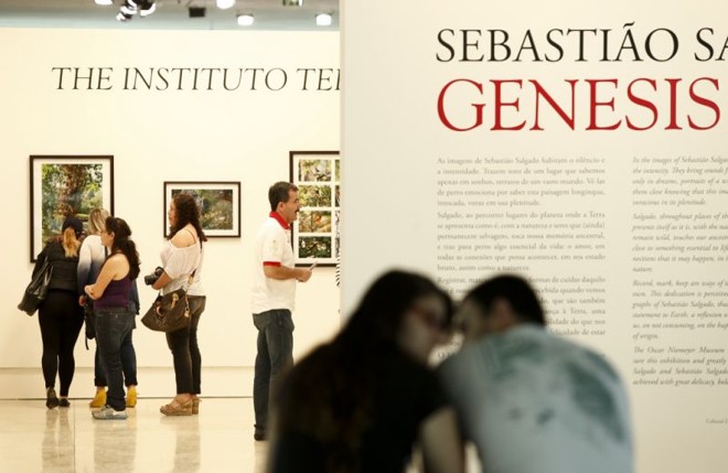 Visitantes movimentam o Museu Oscar Niemeyer para ver a exposição de Sebastião Salgado |