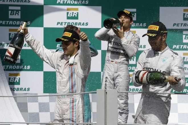 Felipe Massa comemora o terceiro lugar em Interlagos, ao lado de Hamilton e Rosberg, campeão da prova | 