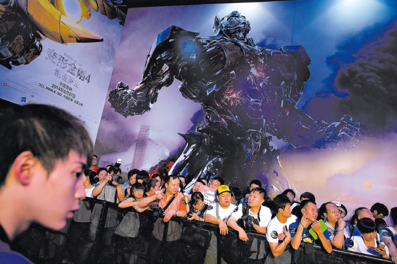 A popularidade na China de Transformers fez dele o filme de maior sucesso mundial; fãs fazem fila para estreia em Pequim | J. Emilio Flores /The New York Times
