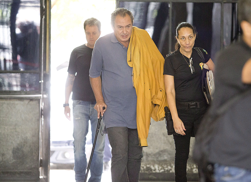 Othon de Moraes Filho (de muleta), diretor da Queiroz Galvão, é preso pela Polícia Federal | Márcia Foletto/Agência O Globo