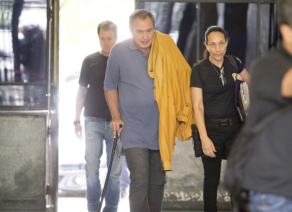 Othon de Moraes Filho (de muleta), diretor da Queiroz Galvão, é preso pela Polícia Federal | Márcia Foletto/Agência O Globo