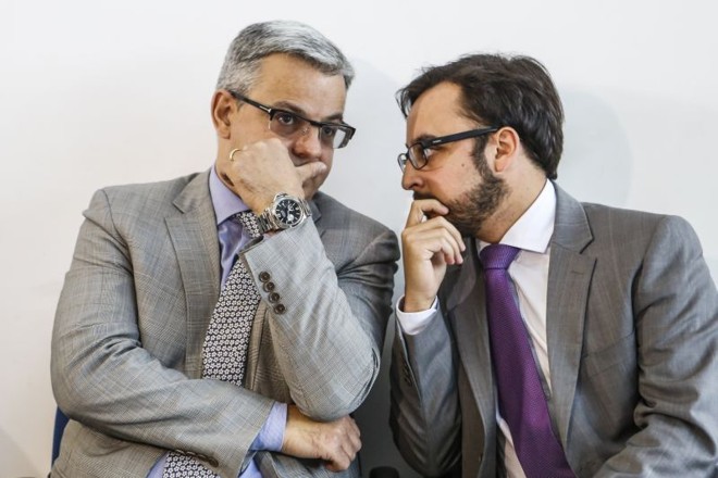 Advogados do doleiro Alberto Youssef conversam no saguão da sede da Polícia Federal, em Curitiba | 