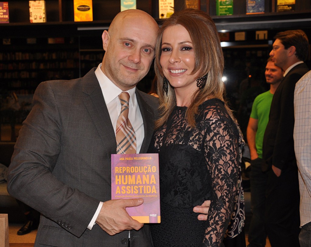 A advogada Ana Paula Pellegrinello, com seu marido Daniel Ferreira, também advogado, no lançamento do livroReprodução Humana Assistida  a tutela dos direitos fundamentais das mulheres, lançado por ela durante concorrida sessão de autógrafos na Livraria da Vila