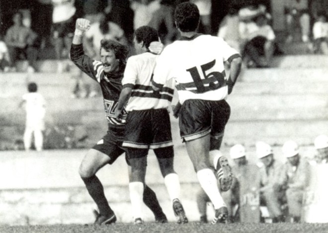 Abraçado pelos companheiros após pegar pênaltis contra o Goiás, em 1988. | 