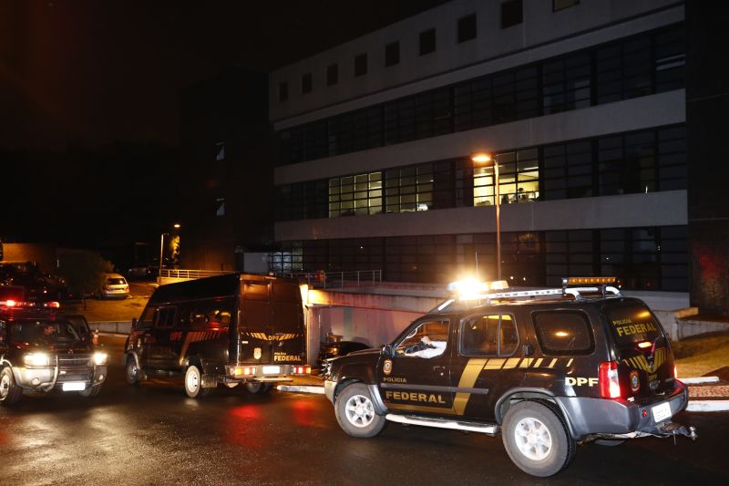 Equipes de batedores da Polícia Federal, responsáveis pela segurança no transporte de presos até a superintendência da PF em Curitiba | Hugo Harada / Agência de Notícias Gazeta do Povo