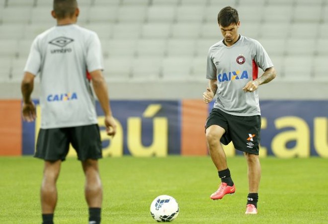Com vínculo terminando em março de 2015, o volante João Paulo não vai permanecer no Atlético. Contratado em 2012, para a disputa da Série B, o jogador não foi procurado pela diretoria e já procura opções para se recolocar no mercado. |