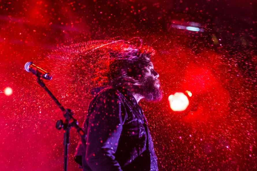 Otto dançou quase como um alucinado, copiando, ou sendo copiado, por diversos rapazes na multidão. | Brunno Covello/Agência de Notícias Gazeta do Povo