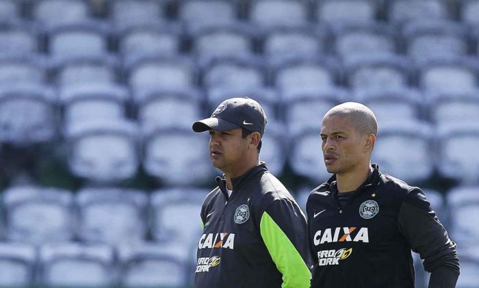 Alex ao lado Marquinhos Santos. Coxa tem três confrontos diretos na reta final | Jonathan Campos / Gazeta do Povo