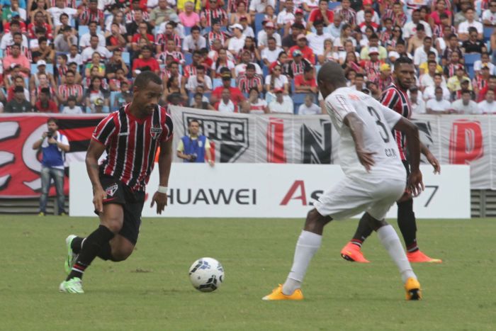 São Paulo fez a sua parte ao vencer o Santos e garantiu vaga na Libertadores | Chico Ferreira/Folhapress