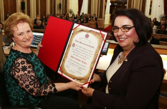 Dona Milva Schruber Milano (à esq.), presidente do Hospital Pilar, recebeu no último dia 7 o título de Cidadã Honorária de Curitiba, proposto pela vereadora Julieta Reis. A homenageada é viúva do médico João Iltaumyr Milano, fundador do hospital, que está comemorando 50 anos |