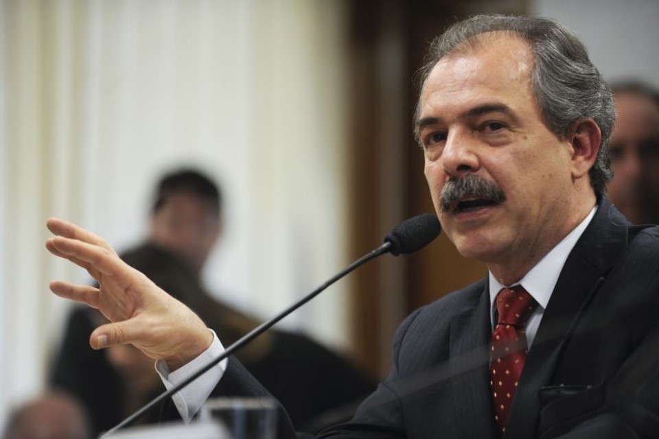 Após se reunir com a bancada de deputados federais do PT, Mercadante voltou a dizer que o país realizará o "maior superávit possível" em 2014 | J. Freitas/Agência Senado