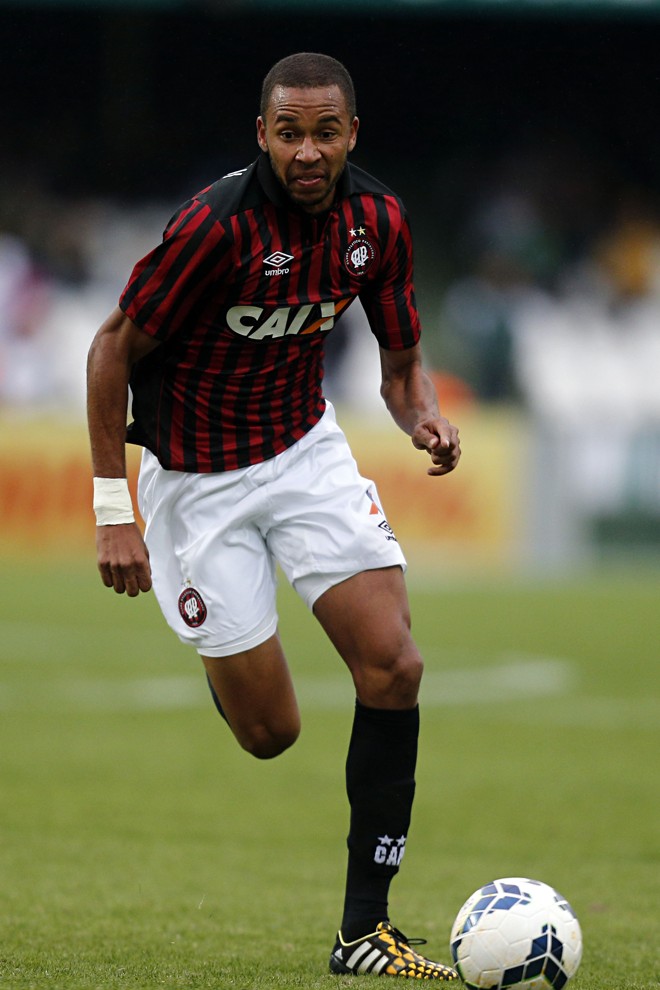 HERNANI - O volante, revelado no sub-23 do ano passado, estava esquecido no elenco até a chegada de Claudinei Oliveira. Com o treinador, foi titular seis vezes e entrou em outras cinco partidas. Seu porte físico - tem 1,88 m de altura - e capacidade de chegar à área adversária ajudam na disputa por uma vaga nas últimas rodadas | 