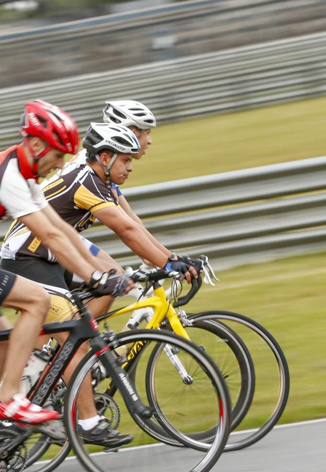 Para evitar acidentes nas rodovias, duas vezes por semana ciclistas treinam no Autódromo Internacional de Curitiba |