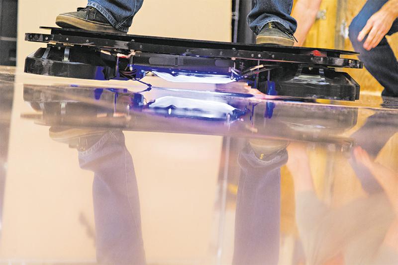 A Hendo Hover, prancha de skate voadora feita por Greg e Jill Henderson na Califórnia, paira sobre uma superfície de cobre | Jason Henry