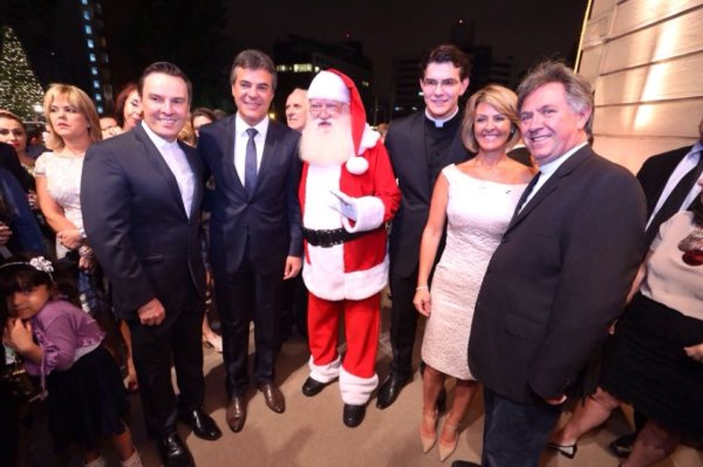 O governador Beto Richa e a primeira-dama Fernanda Richa deram as boas-vindas ao Papai Noel na abertura da festa Natal Encantado do Paraná, na noite desta segunda-feira no Castelo do Batel, ao lado dos padres Luiz Alberto Kleina, Reginaldo Manzotti e José Aparecido Pinto (da esq. para a dir.), este capelão do Palácio Iguaçu e diretor do Asilo São Vicente de Paulo