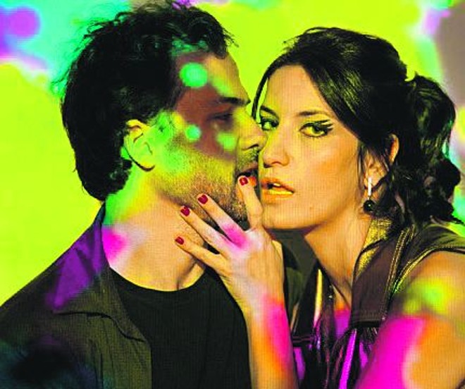 No teatro na peça Deus é Um DJ: prêmios e boas críticas |