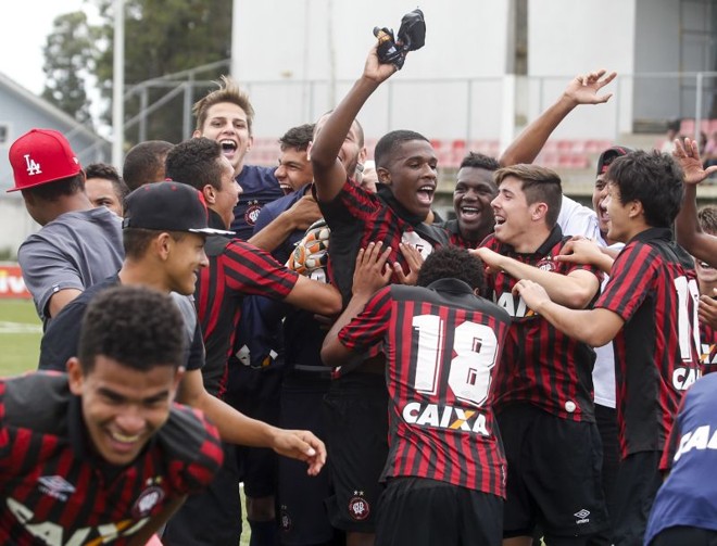 O Atlético venceu o Paraná por 1 a 0, no Trieste, e sagrou-se campeão estadual sub-17. | 