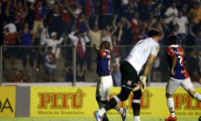 Adaílton comemora o gol paranista diante do Vasco |