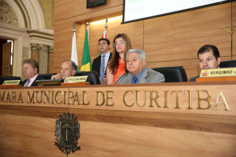 Segundo o presidente da Câmara, Paulo Salamuni (no centro), a ideia é que o processo de escolha do ouvidor seja encerrado antes do final do ano | Andressa Katriny / CMC / Divulgação