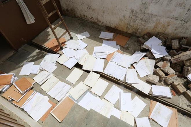 A chuva molhou centenas de documentos do Domingos Cavalli. Como sempre que chove, tudo molha novamente, a regra agora é cobrir tudo com lonas ao fim do expediente | 