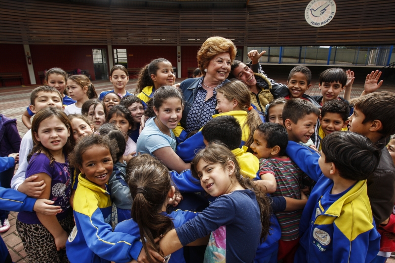 Elizabeth em meio a crianças atendidas no Centro de Educação João Paulo II, em Piraquara | André Rodrigues / Gazeta do Povo