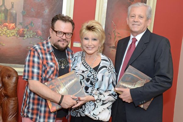 O artista plástico Celso Coppio com o casal Maria Cecília de Leão Rosenmann e Sérgio Luiz de Souza na badalada noite de autógrafos do livro comemorativo aos seus 40 anos de carreira, em sua galeria e escola de arte, no último dia 30 | Gerson Lima
