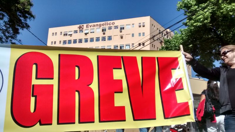 Pela quarta vez em 2014, funcionários param atividades no Hospital Evangélico | Jhonatan Campos/Gazeta do Povo