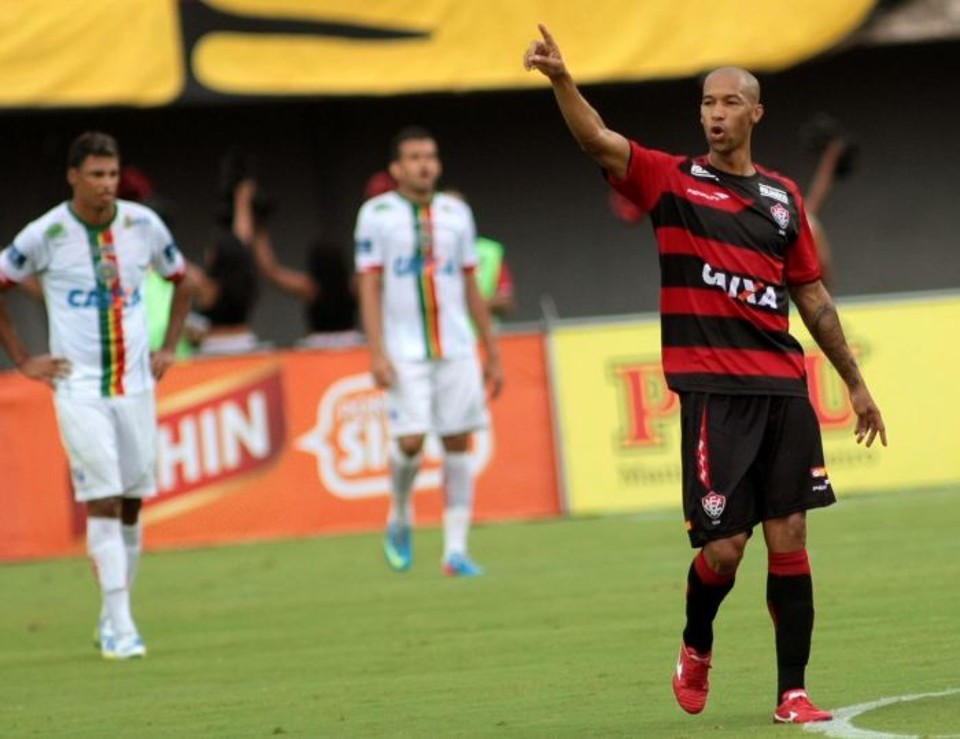 Dinei é o alvo da vez da disputa jurídica entre Atlético e Vitória | Edson Ruiz / Folhapress