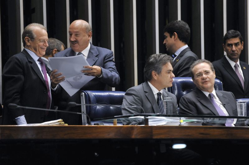 O governador do Rio Grande do Sul, Tarso Genro (PT), conversa próximo da Mesa Diretiva do Senado com o senador Luiz Henrique (PMDB-SC), articulador da votação da redução das dívidas. Em frente, o senador Cássio Cunha Lima (PSDB-PB) e o presidente Renan Calheiros (PMDB-AL) | Marcos Oliveira / Agência Senado