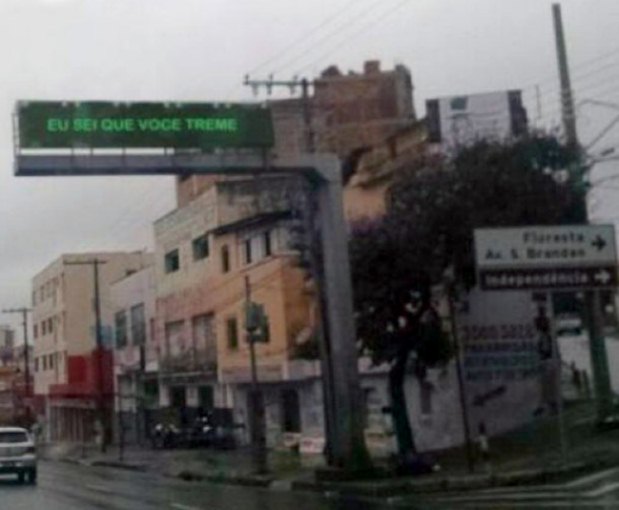 Segundo a prefeitura de Belo Horizonte, a frase não condiz com o padrão de mensagem exibida nos luminosos. | Reprodução/ Facebook