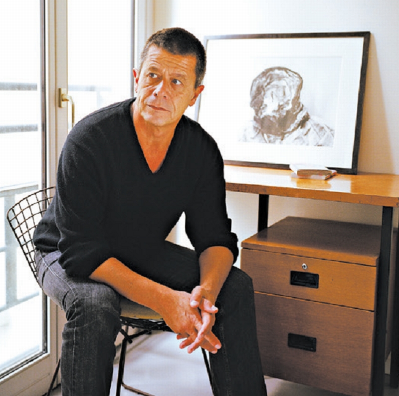 Para Emmanuel Carrère, postura política de seu personagem é intragável | alex cretey-systermans para The New York Times