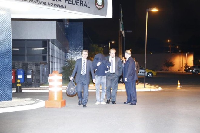 Os investigados na Lava Jato com direito á liberdade começaram a sair da sede da Polícia Federal, no bairro Santa Cândida em Curitiba, por volta das 22h40 dessa terça (18) |