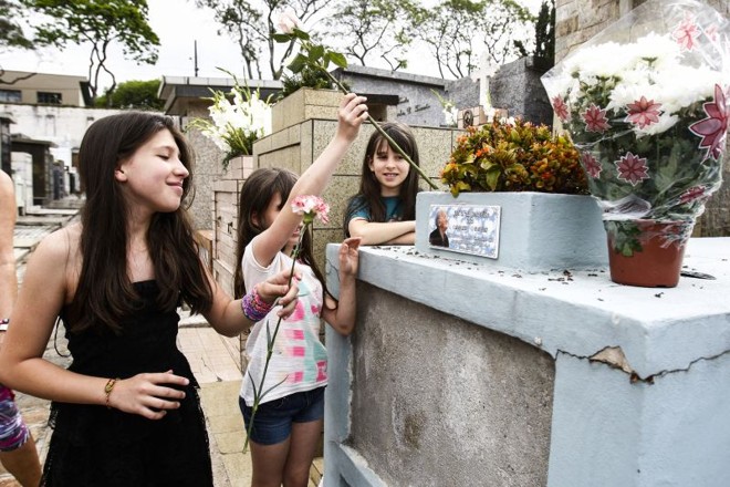 Famílias visitam cemitérios municipais de Curitiba no Dia de Finados |