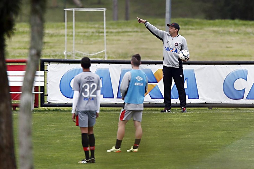 Claudinei Oliveira pede atenção especial ao atacante Diego Tardelli | Albari Rosa/ Gazeta do Povo