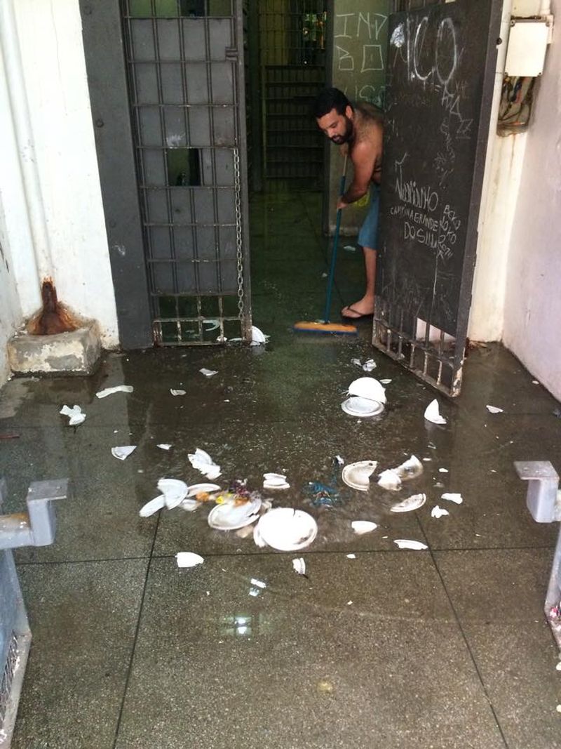 Celas 11º Distrito Policial de Curitiba estão alagadas e sem serviços de luz e água após a rebelião de duas horas do fim de semana | Isabel Kügler Mendes/Divulgação