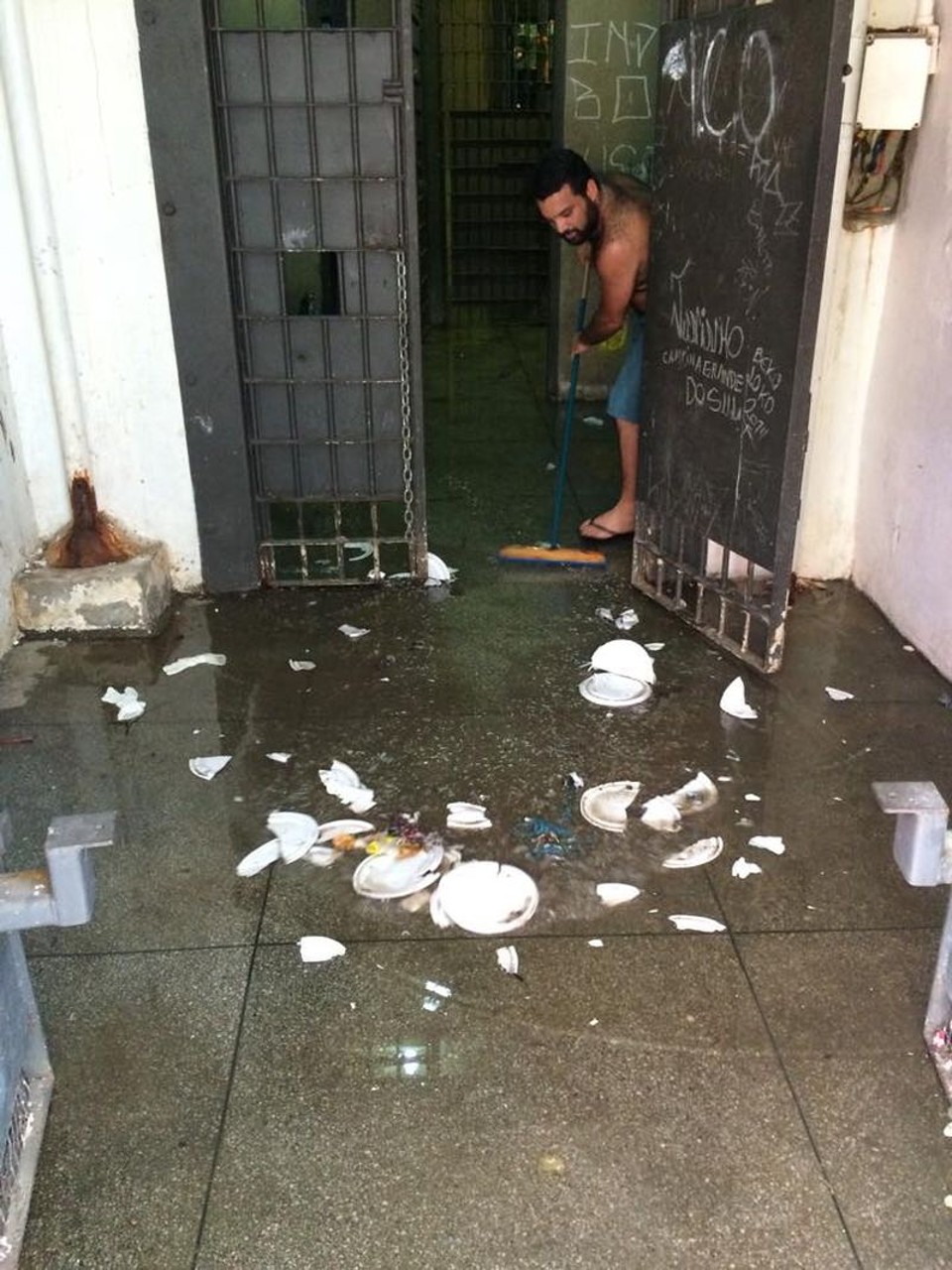 Celas 11º Distrito Policial de Curitiba estão alagadas e sem serviços de luz e água após a rebelião de duas horas do fim de semana | Isabel Kügler Mendes/Divulgação