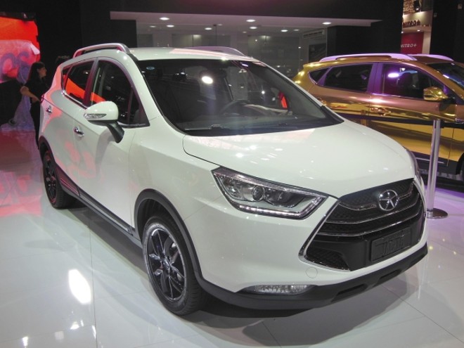 JAC T5: A marca chinesa mira agora o segmento que vem conquistando o consumidor. O T5 é o best-seller da JAC no país asiático. Ele estreia no Brasil em julho de 2015 e virá equipado com o conhecido motor 1.5 Flex, de 127 cv, já usado por aqui no J3 S 1.5 Jet Flex porém, pode oferecer mais potência quando equipar o jipinho. A transmissão será manual de seis marchas ou a automática CVT |