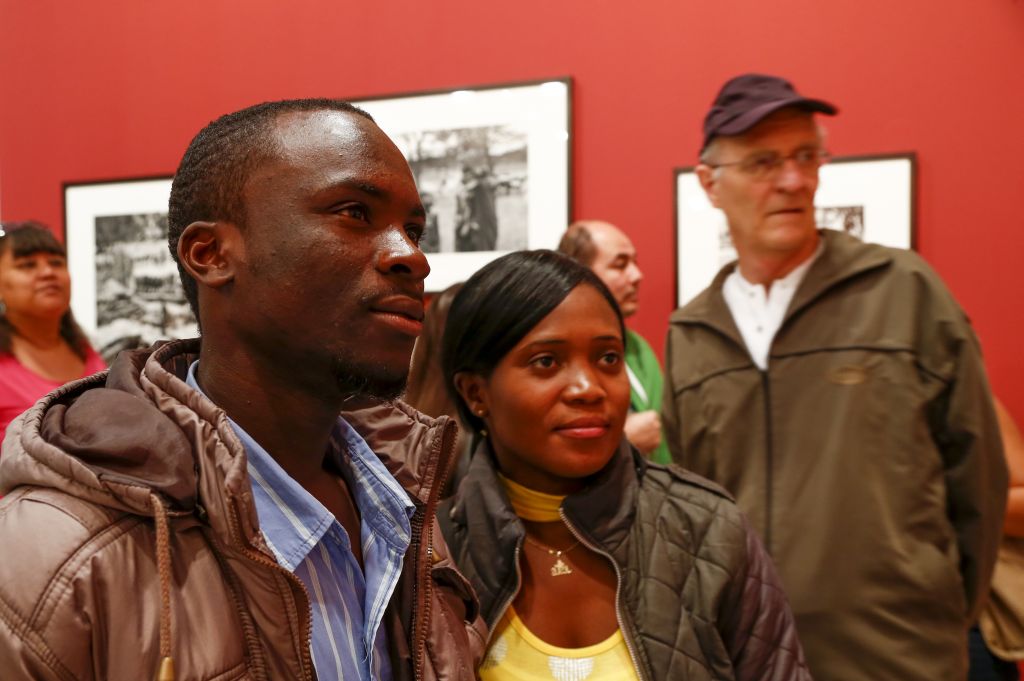 Haitianos visitam o Museu Oscar Niemeyer, em Curitiba | Hugo Harada / Gazeta do Povo