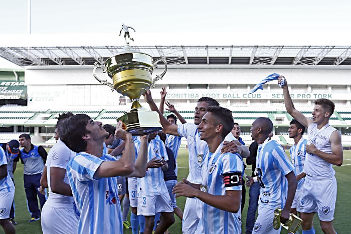 Jogadores do Londrina erguem o troféu de campeão paranaense sub-20, após empate com o Coritiba no Couto Pereira (Foto de Albari Rosa/Gazeta do Povo | Albari Rosa / Gazeta do Povo