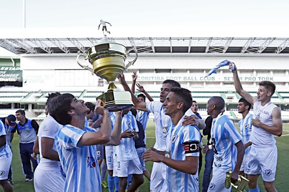 Jogadores do Londrina erguem o troféu de campeão paranaense sub-20, após empate com o Coritiba no Couto Pereira (Foto de Albari Rosa/Gazeta do Povo | Albari Rosa / Gazeta do Povo