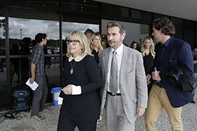 Mulher de Leo Pinheiro, da OAS, deixa a sede da Polícia Federal acompanhada de advogados. Ao fundo, as duas filhas: Rafaella (esq.) e Manoella (dir.) | 