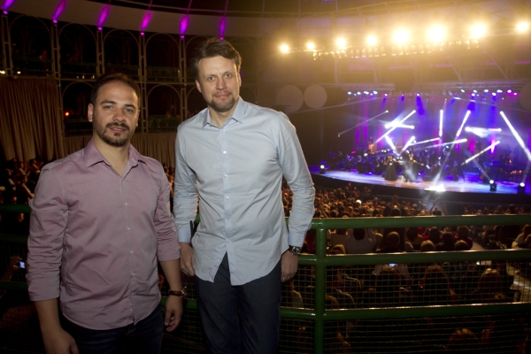 Os diretores da Sunset Cultural, Rogério Mendes (à esq.) e Paulo Berlitz, idealizadores do projeto Queen Symphonic Tribute, que reuniu 50 artistas na Ópera de Arame, comemoram o sucesso da empreitada, que agora se prepara para sair em turnê pelo país, a partir do ano que vem | Gustavo Garrett