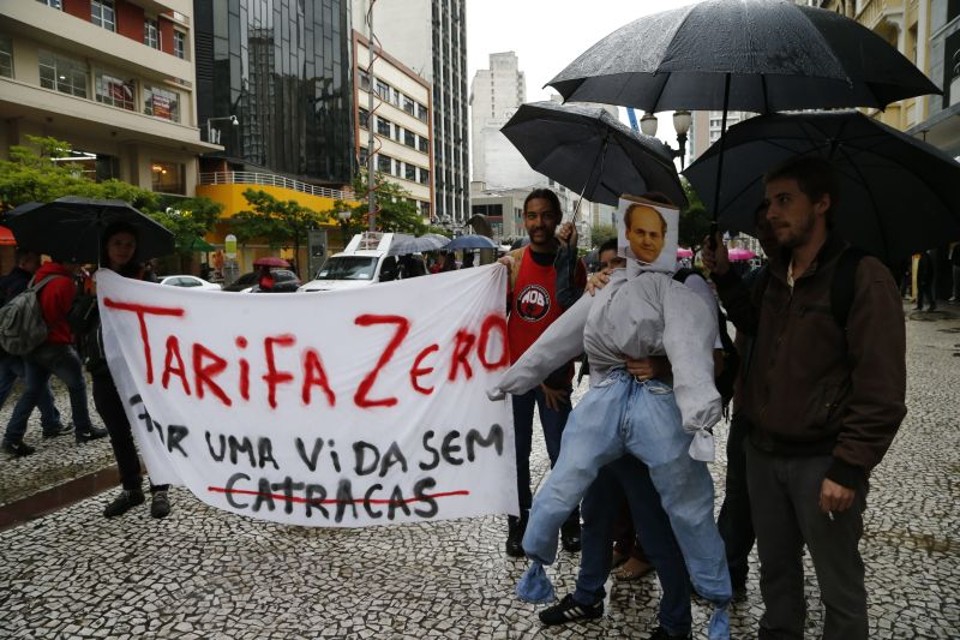 Apenas 30 pessoas apareceram para o protesto desta sexta-feira (14) contra o aumento da tarifa do transporte coletivo de Curitiba | Albari Rosa/Agência de Notícias Gazeta do Povo