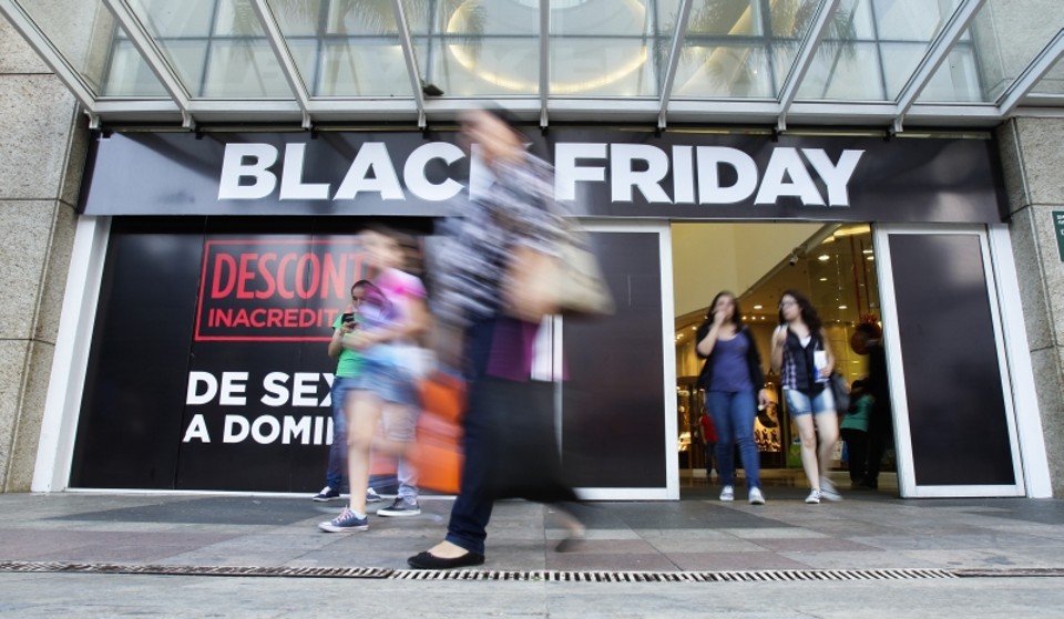 Faixa anuncia promoções em shopping de Curitiba: otimismo até mesmo nas lojas físicas | Daniel Castellano/Gazeta do Povo