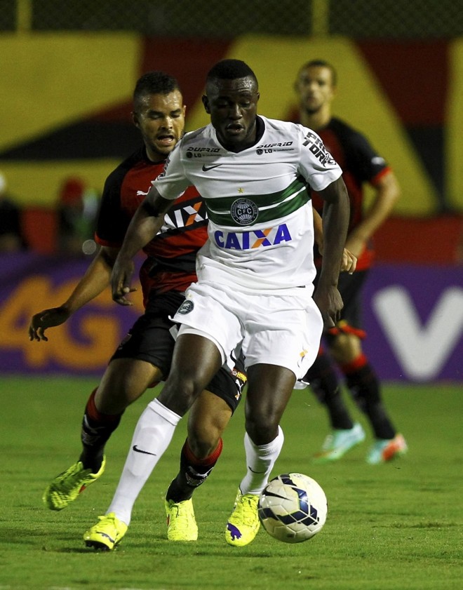O atacante camaronês Joel conduz a bola no Barradão, onde não teve muitas chances de gol. Coritiba valorizou o empate por 1 a 1 | Eduardo Martins/A Tarde/ Folhapress