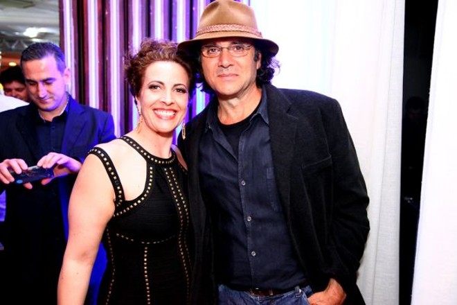 Andreia Zonta, diretora da rede de supermercados Condor, com o cantor Almir Sater, atração do jantar em comemoração aos 40 anos da empresa, quarta-feira, no restaurante Madalosso |