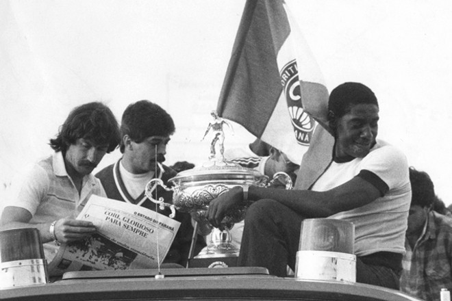Lendo nas páginas de O Estado do Paraná detalhes da façanha alviverde no Maracanã. | 
