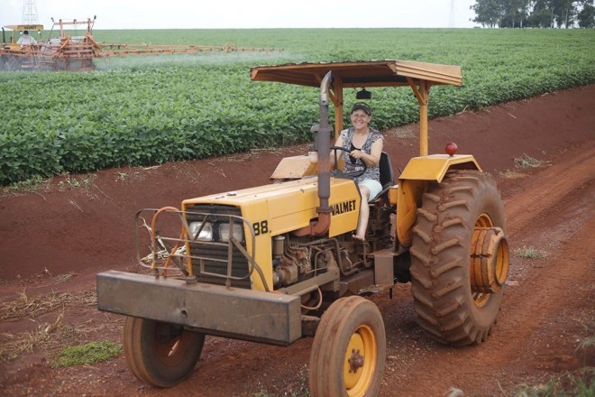 Mulher no trator. Produtora rural comanda máquina agrícola em época de pulverização das lavouras, entre o Paraná e Mato Grosso Sul. | 