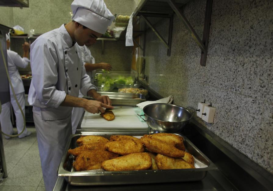 Alunos do Senac adotam frango pela primeira vez em programa de almoços especiais. | Foto: Jonathan Campos/gazeta Do Povo